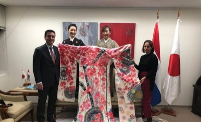 Diario HOY | Confeccionan kimono con diseños representativos del Paraguay