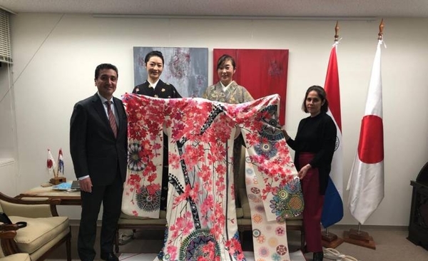 Diario HOY | Confeccionan kimono con diseños representativos del Paraguay