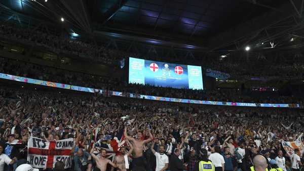 Atrapada infraganti: Se reportó enferma pero su jefe la ve en TV celebrando los goles de Inglaterra