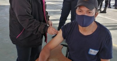 La Nación / Suman 2.000 agentes penitenciarios que acceden a una vacuna anti-COVID