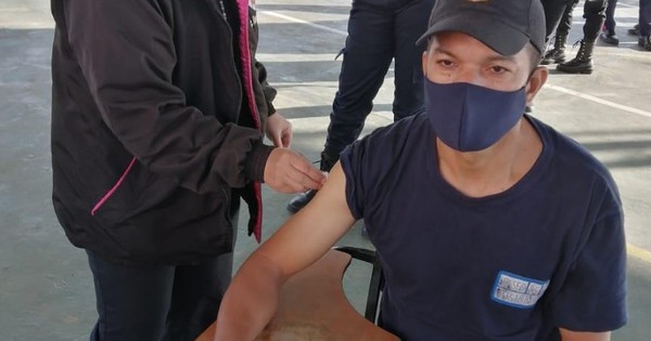 La Nación / Suman 2.000 agentes penitenciarios que acceden a una vacuna anti-COVID