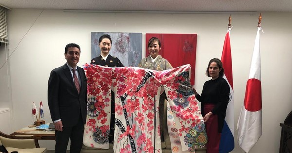 La Nación / Crean kimonos con diseños representativos de Paraguay para transmitir la hospitalidad japonesa