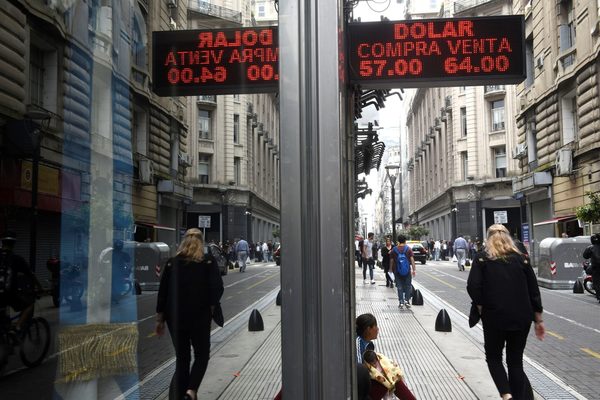 Argentina suma restricciones para acceder a dólares por vías financieras - MarketData