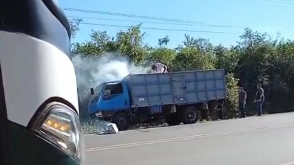 Noble gesto: choferes pararon su micro para apagar incendio de un camión