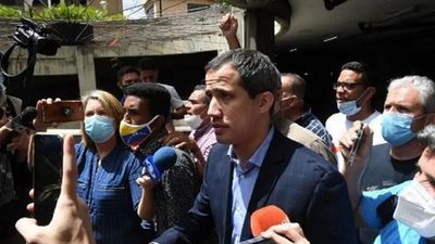 Guaidó aparece frente a su casa tras denuncia de posible detención