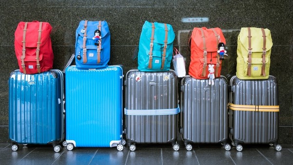 ¿Qué? Simula estar embarazada para transportar una maleta extra en su viaje