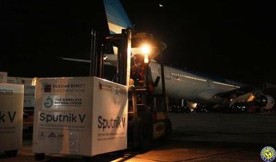 Paraguay recibió 100.000 dosis más de vacuna Sputnik V •