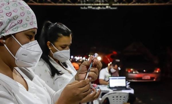 Diario HOY | Gobierno anuncia haber llegado al millón de vacunados y celebra con fuegos artificiales