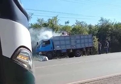 Crónica / Chofer y guarda apagan fuego en camión