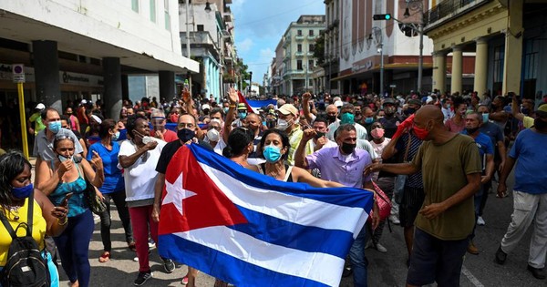 La Nación / Biden urge a autoridades de Cuba que eviten la violencia
