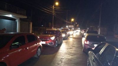Desorganización, impaciencia y rabia en vacunatorio del autódromo - Nacionales - ABC Color