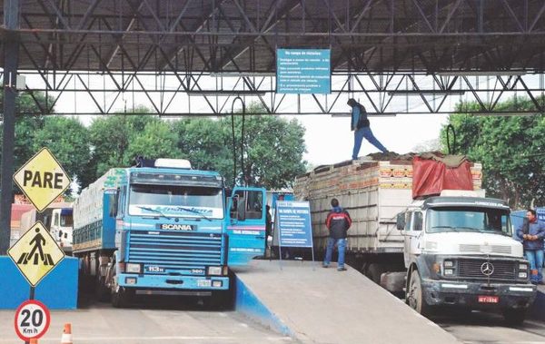 Paro de funcionarios brasileños genera pérdidas para comercio entre Paraguay y Brasil