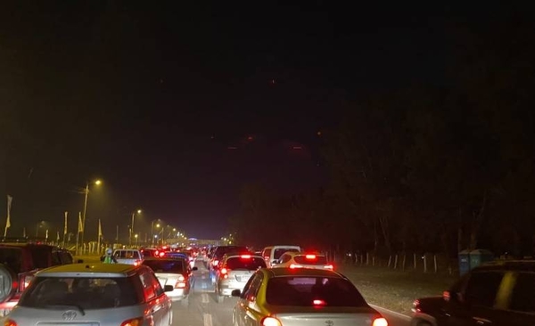 Diario HOY | Piden disculpas por demora en el autódromo: “Es por el cambio de guardia”