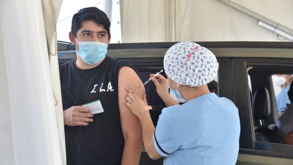 Más de 93.000 personas recibieron el lunes la primera dosis anti-Covid
