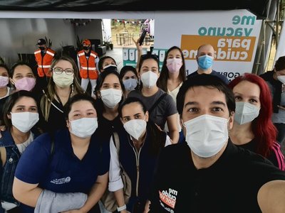 Vacunación lenta: Piden disminuir las selfies en los vacunatorios - Megacadena — Últimas Noticias de Paraguay