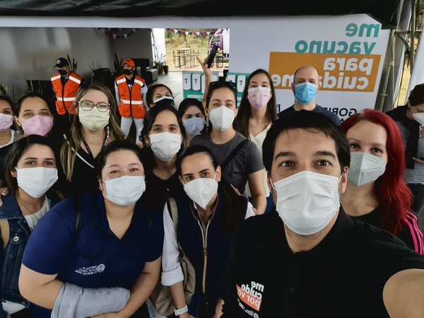 Vacunación lenta: Piden disminuir las selfies en los vacunatorios - Megacadena — Últimas Noticias de Paraguay
