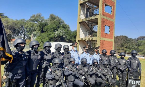 Egresan las primeras 14 mujeres en el Comando de la FOPE