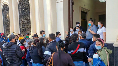 Incidentes en el vacunatorio del Teatro municipal