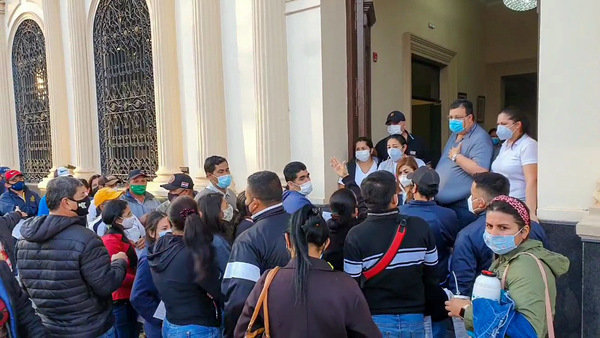 Incidentes en el vacunatorio del Teatro municipal