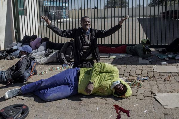 Son ya 45 los muertos en la ola de violencia y saqueos masivos en Sudáfrica - Mundo - ABC Color
