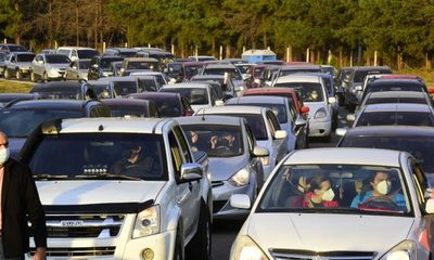 Mega vacunatorio: Se registran filas de kilómetros