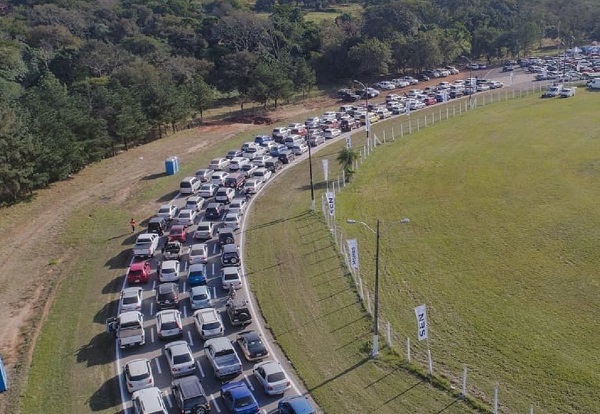 Vehículos se quedan sin combustible en cola del mega vacunatorio