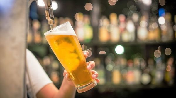 ¿SE PUEDE TOMAR ALCOHOL TRAS VACUNARSE CONTRA EL COVID-19?