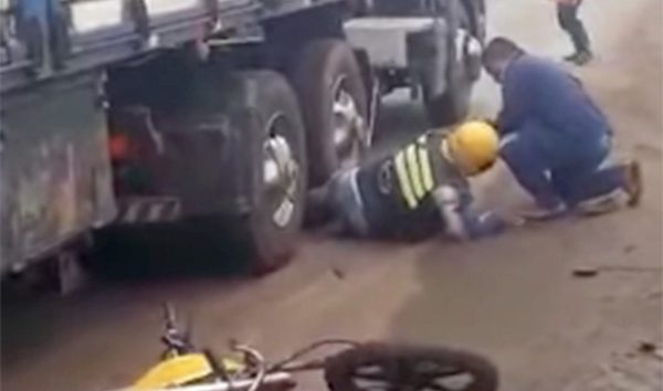 MOTOCICLISTA QUEDA GRAVE TRAS CAER DEBAJO DE CAMIÓN