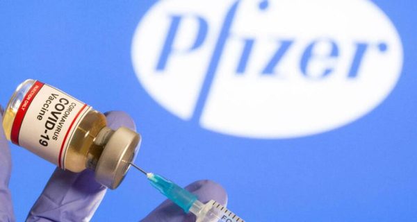 Mujeres aseguran que notaron un aumento del tamaño de sus senos tras la aplicación de la Pfizer | Ñanduti