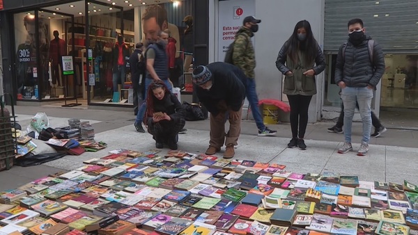 Los sintecho en Argentina venden libros para subsistir | El Independiente