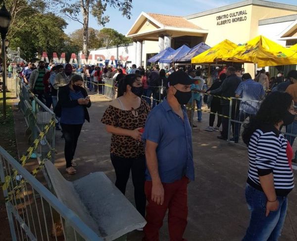 Mucha gente en los centros vacunatorios de Pedro Juan para recibir la primera dosis de Anticovid