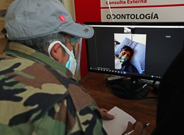 Una cabina de videollamadas acerca a familiares y pacientes con covid-19 en Bolivia | El Independiente