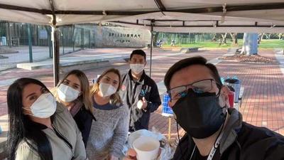 Jóvenes voluntarios brindan asistencia en el Parque Lineal