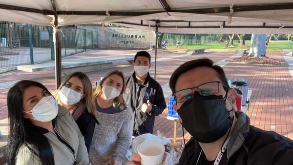 Jóvenes voluntarios brindan asistencia en el Parque Lineal