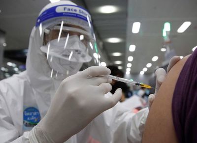 Salud analiza aplicar Pfizer como segunda dosis a quienes recibieron AstraZeneca - Nacionales - ABC Color