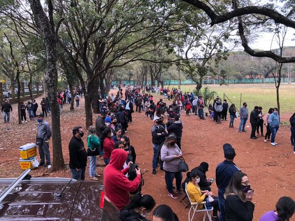 Más de 1.000 personas esperan vacunas en Gobernación de Alto Paraná - ABC en el Este - ABC Color