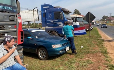 Camioneros se movilizan en la Ruta PY 02 ante suba de combustible