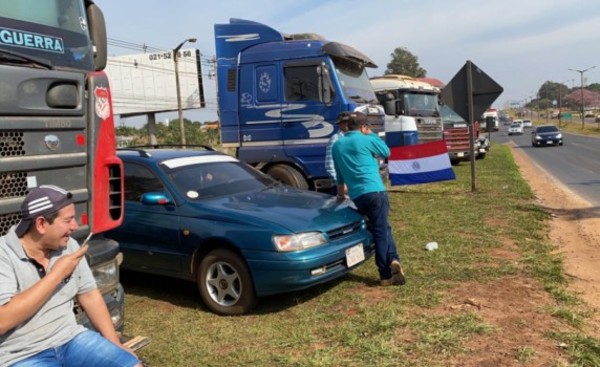 Camioneros se movilizan en la Ruta PY 02 ante suba de combustible