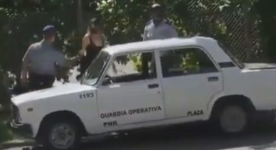 VIDEO: Policía sacó de su casa a la youtuber cubana “Dina Stars” mientras ofrecía una entrevista a una TV de España