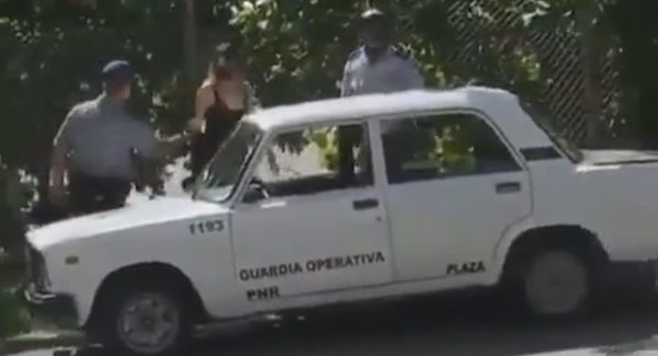 VIDEO: Policía sacó de su casa a la youtuber cubana “Dina Stars” mientras ofrecía una entrevista a una TV de España