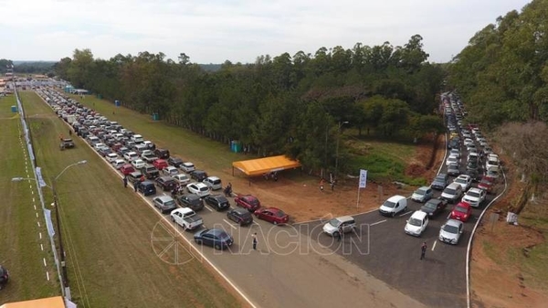 Diario HOY | "Fiebre" por vacunarse en el ex autódromo Aratirí: fila de vehículos se extiende por kilómetros
