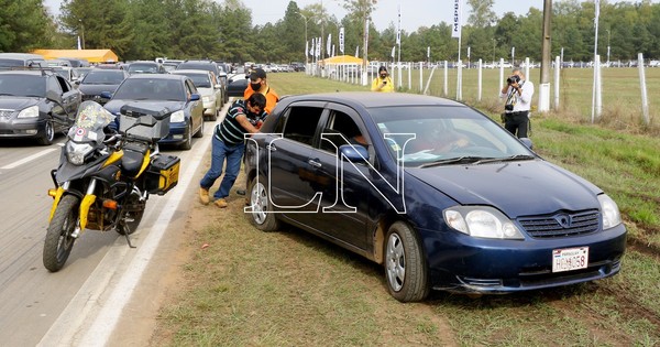 La Nación / Ex-Aratiri: ruegan a automovilistas a no tapar garajes y no adelantarse en la fila