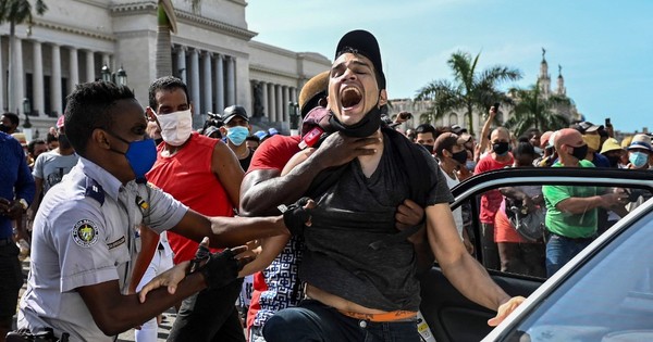 La Nación / Crisis, pandemia e internet, los detonantes de las protestas en Cuba