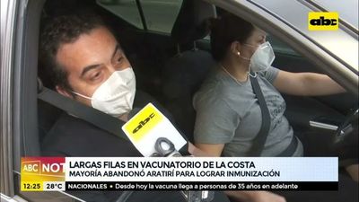 Largas filas en vacunatorio del Sanatorio La Costa - ABC Noticias - ABC Color