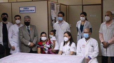 Histórico trasplante: madre donó riñón a su hija