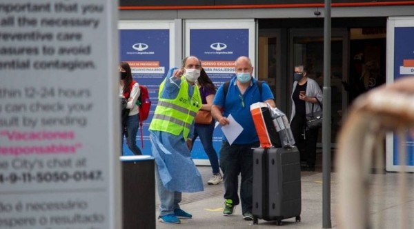 Argentina denuncia a pasajero con variante delta que incumplió la cuarentena