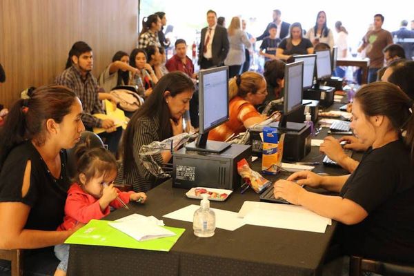 Feria de empleo congregó a gran cantidad de madres con niños pequeños