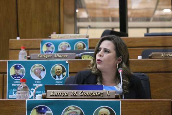 Por difamación, calumnia e injuria, demandan a diputada - ADN Digital