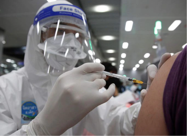 Salud analiza aplicar Pfizer como segunda dosis a quienes recibieron AstraZeneca