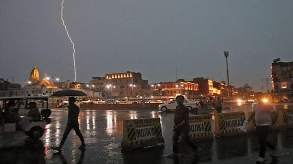 Mientras se tomaban una selfie: Un rayo mata a 16 personas en India